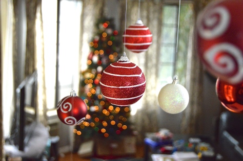 Christmas Decor: Floating Ornaments | Revamperate